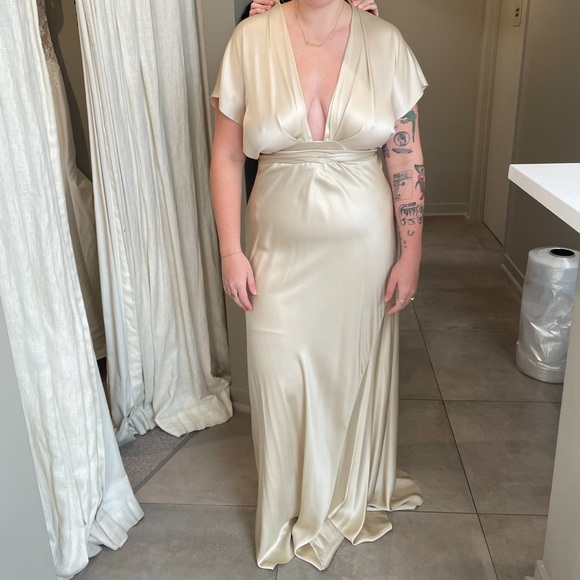 Cortana Zinia Dress 🥂🤍 - Picture 3 of 15